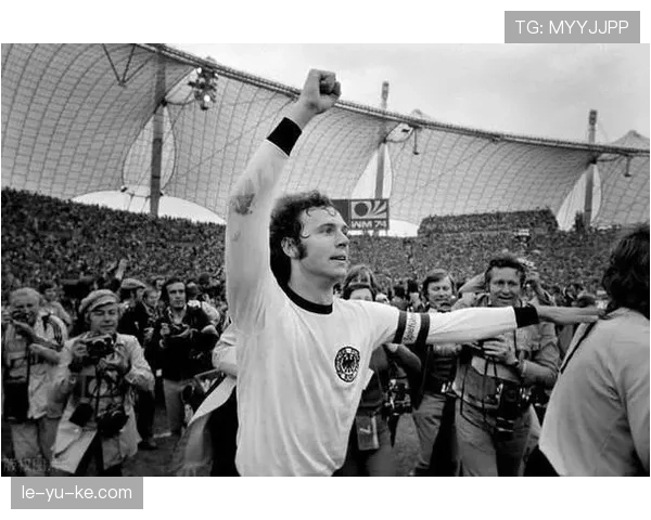 足坛致敬!贝肯鲍尔“自由人”战术如何革新现代足球格局