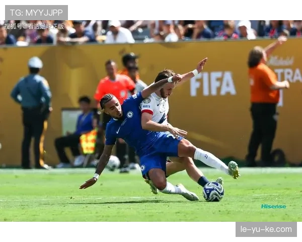 帕尔默创新射门方式引爆热议，球队战术突破助表现持续亮眼