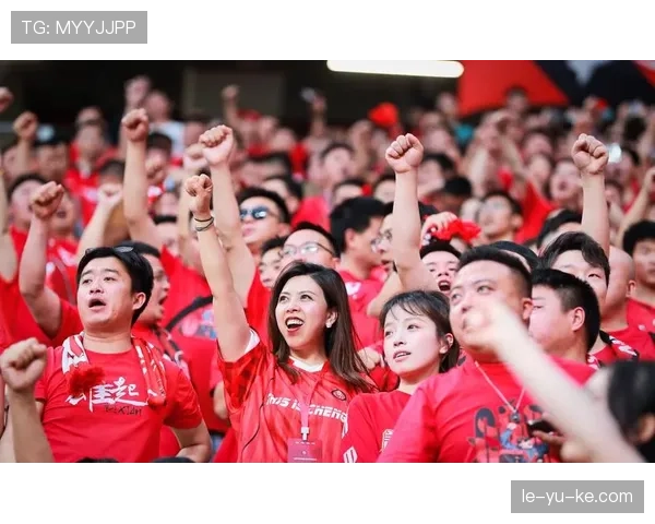 中超球迷热情汇聚蓉城,赛事氛围持续升温 中超球迷热情汇聚蓉城,赛事氛围持续升温