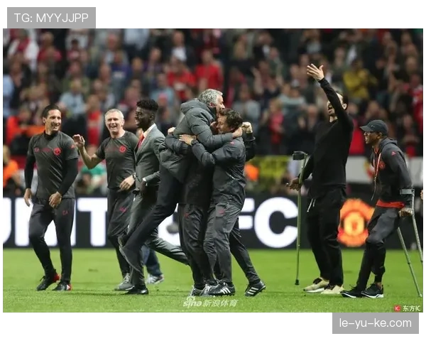 伊布退役后天天开超跑接送孩子上学，校门口妈妈团都看呆了